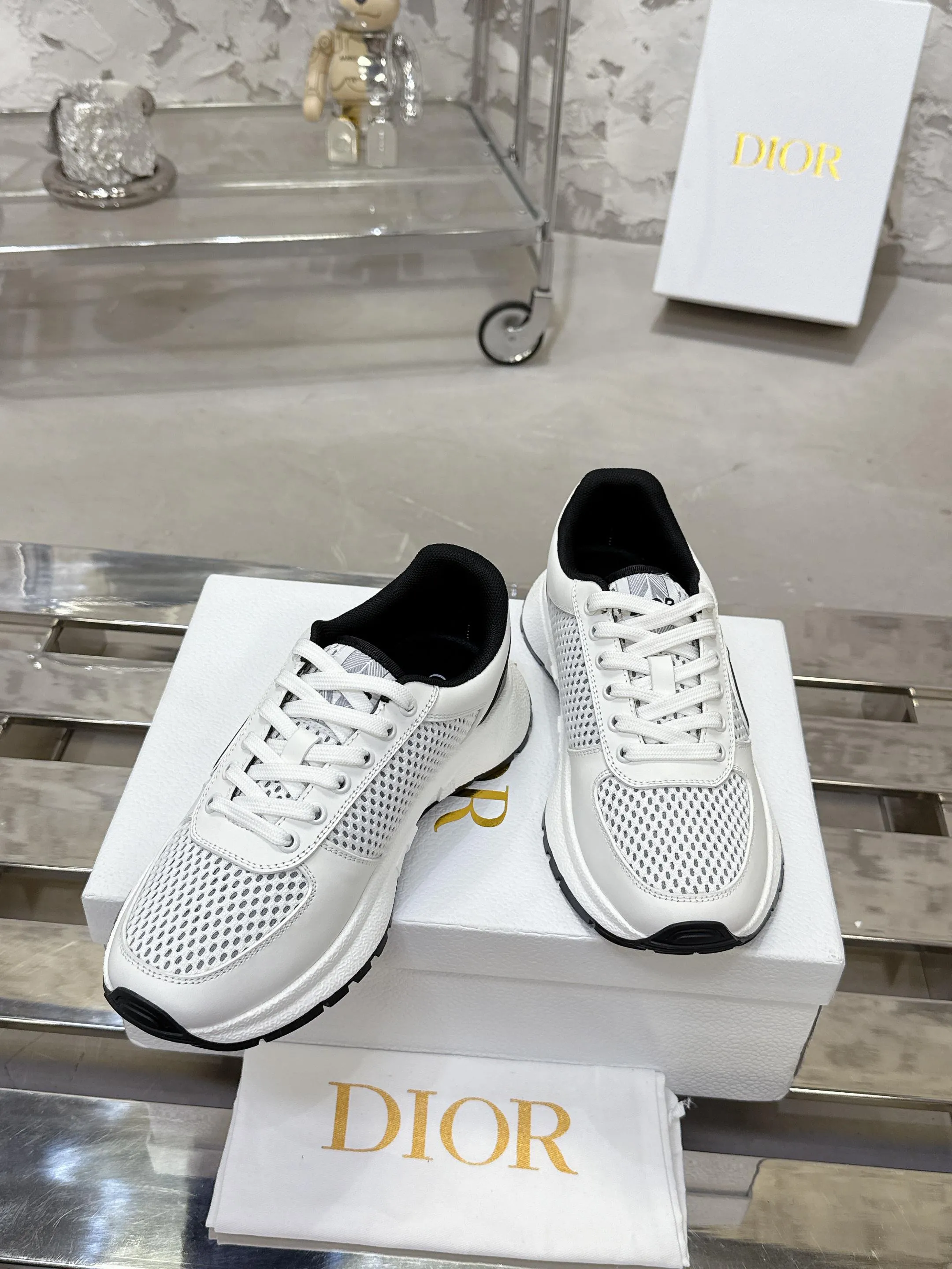 Factory price 680💰 Top version! ! ! Dior Dior's latest Run'n'Dior series, couple's thick-soled casual sneakers, originally purchased, developed and manufactured. This Run'n'Dior reinterprets sports style with an elegant and fashionable shape. The upper is crafted from white mesh fabric and features the Christian Dior Paris signature on the laces and heel. The exquisite two-color sole is light and soft, which can add a high-end temperament to all kinds of casual looks. Exquisite packaging at the delivery counter 🛍📦 ▪️Fabric: Original customized imported first-layer cowhide ▪️Inner lining: Imported original lining ▪️Sole: Original molded non-slip TPU material ▪️Size: Women's 35-41 / Men's 39-46 (Female 40 41 / Men's 38.45.46 customized)